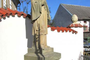 Socha sv. Jana Nepomuckého u fary v Krchlebech u Kutné Hory. (© Pavel Vítek 10/2022)