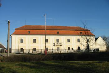 zámek od jz. (© D Dohňanský, 01/2016)