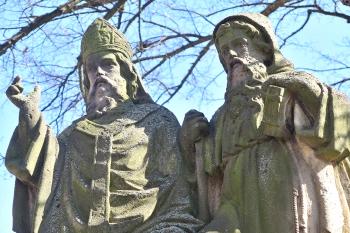 Sousoší Cyrila a Metoděje v Jaroměřicích u Jevíčka. (© Pavel Vítek 09/2022)