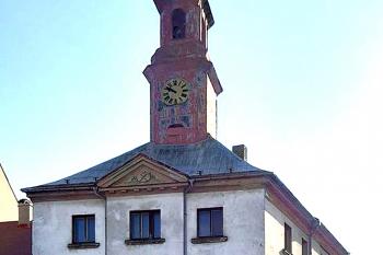 Stará radnice ve Cvikvě v okrese Česká Lípa. (© Pavel Vítek 09/2022)
