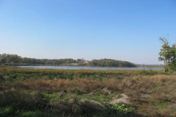 panoramatický pohled na poloostrov se zámkem (© D Dohňanský, 10/2018)