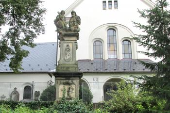 Sousoší Nejsvětější Trojice v obci Sklené u Svitav. (© Pavel Vítek 09/2022)