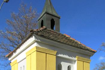 Kaplička v obci Pucheř u Kutné Hory. (© Pavel Vítek 10/2022)