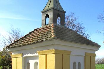 Kaplička v obci Pucheř u Kutné Hory. (© Pavel Vítek 10/2022)