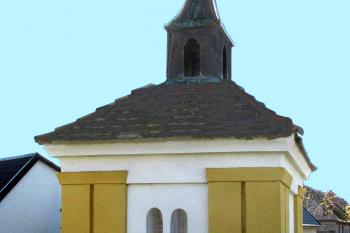 Kaplička v obci Pucheř u Kutné Hory. (© Pavel Vítek 10/2022)