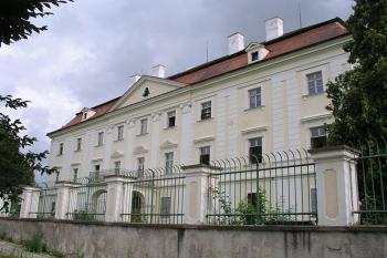 Zámecká budova ( © Roman Řezáč 07/2004)