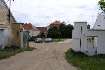 Dvůr u zámku ( © Roman Řezáč 07/2004)