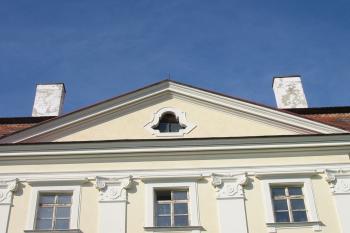 detail štítu a pilastrových hlavic nad  hlavním zámeckým vchodem (© D Dohňanský, 07/2014)