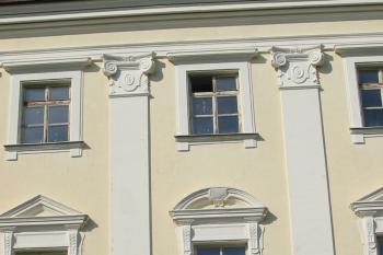 detail  osové části jz.strany zámku /pilastry , frontony/ (© D Dohňanský, 07/2014)