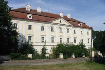 pohled od jz. (© D Dohňanský, 07/2014)