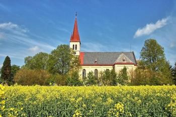 Zaloňov-kostel (© K. Souček  05/2013)