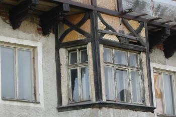 středový trojboký arkýř na jv.straně (© D Dohňanský, 07/2014)