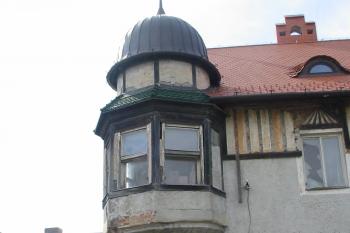 rohový šestiboký arkýř na jv. (© D Dohňanský, 07/2014)
