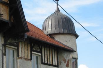 rohový kulatý arkýř na druhém konci jv.strany zámku (© D Dohňanský, 07/2014)