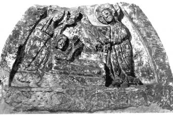 tympanon kaple/kostela, dnes v lapidáriu Národního muzea, inv. č. 38054 (© fotorepro Janáček, Josef a kol. Umění doby posledních Přemyslovců. Roztoky u Prahy: Středočeské muzeum, 1982. 371 s.)