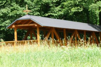 krytá lávka u útulny (© Alena Volná, 6/2008)