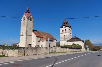 Bohuslavice-kostel, v pozadí zvonice (© Martin Eliáš  04/2022)