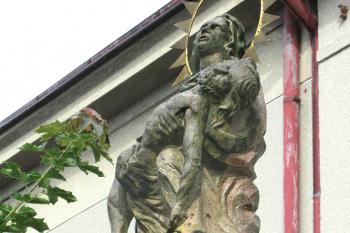 Sloup se sochou Panny Marie Bolestné v Jevíčku.  (© Pavel Vítek 09/2022)