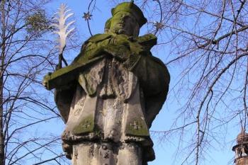 socha sv. Jana Nepomuckého při východním vstupu do areálu hřbitova ( © Jan P. Štěpánek 02/2008)
