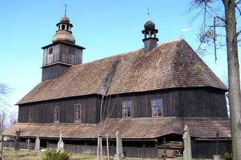 celkový pohled na vzácný dřevěný kostel Všech Svatých od jihovýchodu ( © Jan P. Štěpánek 02/2008)
