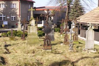 hřbitov se vzácnými litinovými kříži kolem kostela ( © Jan P. Štěpánek 02/2008)