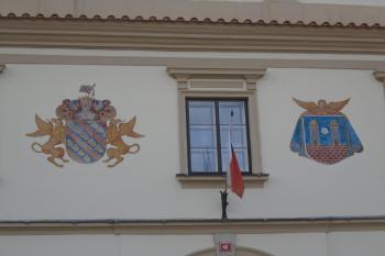 malované erby v průčelí; vlevo rodu Buquoyů, vpravo města (© Jaroslav Špiroch  03/2023)