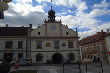 hlavní průčelí radnice z východu (© Jaroslav Špiroch  03/2023)
