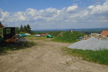terasa, kde stávala residence z jihovýchodu (© Jaroslav Špiroch  05/2024)
