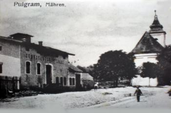 kostel na pohlednici z počátku 20. stol  (© zdroj: https://www.suedmaehren.at/ort/pulgram/)