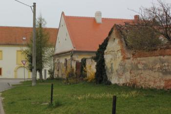klasicistní fara s hospodářskou budovou z r. 1786 (© Luděk Vláčil  04/2023)