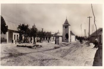 kostel na dobové pohlednici z počátku 20. stol. (© zdroj: https://www.suedmaehren.eu/places/millowitz/)