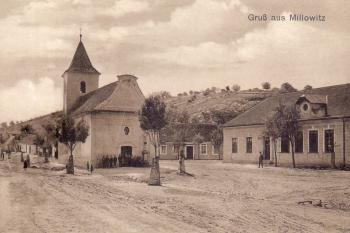 Kostel na dobové pohlednici z doby před rokem 1926. (©zdroj: https://www.suedmaehren.eu/places/millowitz/)