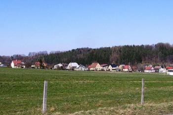Pohled na hřeben Hradiska (Hůrska) od jihu (© Jan P. Štěpánek, 04/2007)