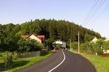 Kopec Hradisko s pozůstatky hrádku ( © Jan P. Štěpánek 06/2008)
