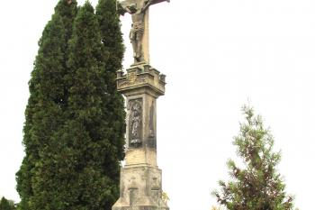 Kříž u silnice mezi Mezicemi a Náklem v okrese Olomouc. (© Pavel Vítek 09/2022)