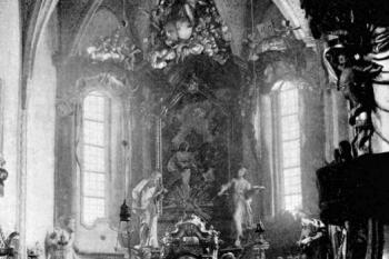pohled do presbytáře na počátku 20. století (© Josef Novák: Soupis památek historických a uměleckých v Království Českém, sv. 14 Politický okres jindřicho-hradecký, Archaelogická komise při České akademii císaře Františka Josefa pro vědy, slovesnost a umění, Praha 1901)