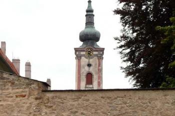 Kostelní věž za dochovanou městskou hradbou (© Jiří Cukr, 09/2007)