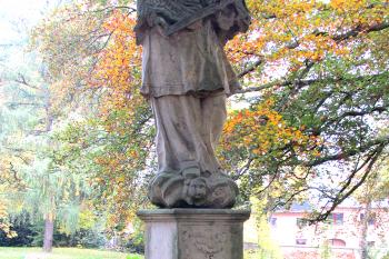 Torzo sochy sv. Jana Nepomuckého v zámeckém parku v Chudobíně u Litovle. (© Pavel Vítek 09/2022)