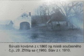 pohled do prostoru tvrziště od jihu v roce 1910; vlevo zaniklá kovárna;před objektem vpravo je vidět nízký pahorek, na němž mohla být tvrz situována. (© img. reprofoto)