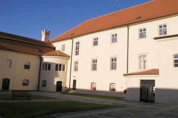 Nádvoří zámku ( © Roman Řezáč 07/2004)