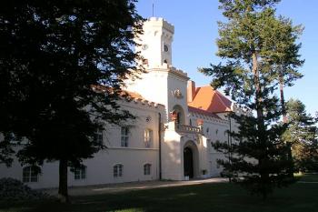 Čelo zámku ( © Roman Řezáč 07/2004)