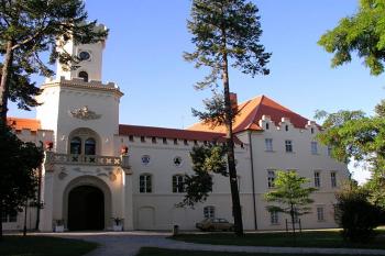Čelo zámku s průjezdem ( © Roman Řezáč 07/2004)