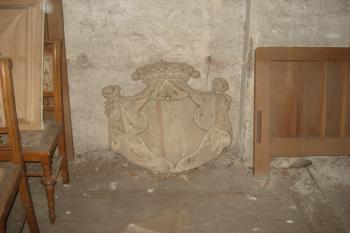Litinový erb Mitrovských snesený z průčelí budovy fary v Telnici (© Jaromír Schoffer, 09/2011)