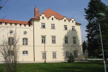 pravá část jižní zámecké budovy (© D Dohňanský, 04/2014)