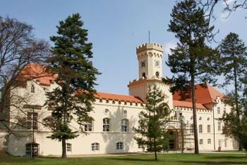 Hlavní průčelí ( © Luděk Pitter 04/2006)