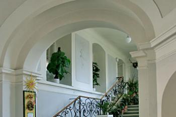 Vstupní schodiště ( © Luděk Pitter 04/2006)