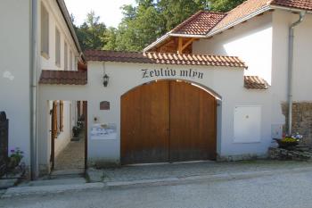 vstupní portály (© Jaroslav Špiroch  10/2023)