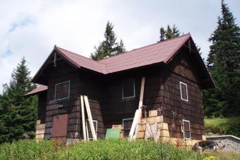 bývalý arcibiskupský lovecký zámeček - Hubertova chata ( © Jan P. Štěpánek 08/2007)