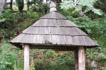 altánek nad pramenem s vodou při loveckém zámečku ( © Jan P. Štěpánek 08/2007)