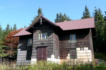 jihozápadní vstupní průčelí loveckého zámečku ( © Jan P. Štěpánek 10/2008)